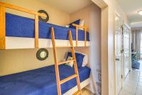 Ein Etagenbett oder Etagenbetten in einem Zimmer der Unterkunft Gulf Shores Condo with Balcony 2 Mi to Fort Morgan!