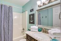 Ein Badezimmer in der Unterkunft Gulf Shores Condo with Balcony 2 Mi to Fort Morgan!