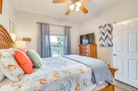 Ein Bett oder Betten in einem Zimmer der Unterkunft Gulf Shores Condo with Balcony 2 Mi to Fort Morgan!