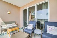 Ein Sitzbereich in der Unterkunft Gulf Shores Condo with Balcony 2 Mi to Fort Morgan!
