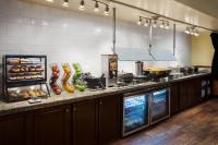 Una cocina con una encimera con comida encima. en Santa Ynez Valley Marriott, en Buellton