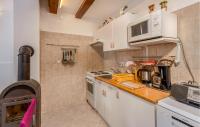 Kuchyňa alebo kuchynka v ubytovaní 1 Bedroom Awesome Apartment In Banjol