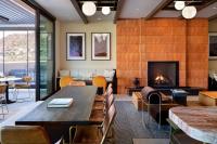 セドナにあるSky Rock Sedona, a Tribute Portfolio Hotelのダイニングルーム(暖炉、テーブル、椅子付)