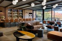 セドナにあるSky Rock Sedona, a Tribute Portfolio Hotelのロビー(ソファ、椅子付)