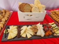 une table avec différents types de fromages et de pains dans l'établissement Hotel Rural La Raya 1866, à Güimar