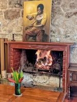 una foto de un hombre sentado sobre una chimenea en Zereniti House, en Muyaka