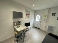 a living room with a table and a desk at APPARTEMENT HYPER CENTRE numéro 101 in Roanne
