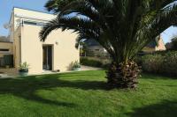 Ogród w obiekcie Maison récente avec jardin et terrasse exposées Sud à TREGASTEL - Réf 60
