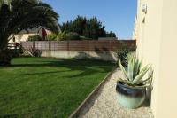 Ogród w obiekcie Maison récente avec jardin et terrasse exposées Sud à TREGASTEL - Réf 60