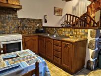 Kuchyňa alebo kuchynka v ubytovaní Maison bretonne à 300m de la mer avec cour et jardin clos à PLEUMEUR-BODOU - Réf 693