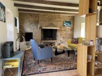 Ruang duduk di Maison bretonne en pierre avec WIFI et piscine couverte &agrave; LOUANNEC - R&eacute;f 846