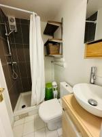 Bathroom sa Cosy Studio with balcony Paris Center - Sorbonne - Pantheon