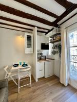 Kitchen o kitchenette sa Cosy Studio with balcony Paris Center - Sorbonne - Pantheon