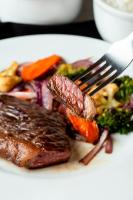 カンポ・グランデにあるWR Confort Hotel Campo Grandeの肉野菜フォーク一皿