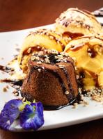 カンポ・グランデにあるWR Confort Hotel Campo Grandeのチョコレートケーキとドーナツ2個が乗った皿