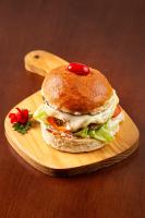 カンポ・グランデにあるWR Confort Hotel Campo Grandeの木皿のサンドイッチ