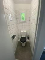 A bathroom at La maisonnette