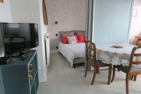 Telewizja i/lub zestaw kina domowego w obiekcie Bel appartement avec loggia et balcon VUE SUR MER à PERROS-GUIREC - Réf 874