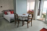 Łóżko lub łóżka w pokoju w obiekcie Bel appartement avec loggia et balcon VUE SUR MER à PERROS-GUIREC - Réf 874