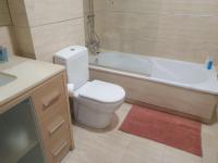 Koupelna v ubytování Apartamento en urbanización con piscina en Playa de Silgar