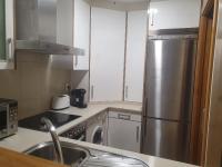 Kuchyň nebo kuchyňský kout v ubytování Apartamento en urbanización con piscina en Playa de Silgar