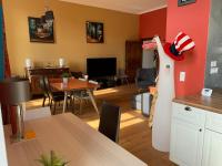 Telewizja i/lub zestaw kina domowego w obiekcie Magnifique appartement 8 couchages dans villa historique