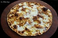 Una pizza colocada encima de una mesa de madera. en Da ö Vittorio SRL, en Recco