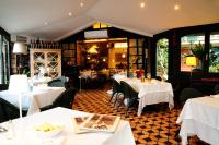 Un restaurante con mesas y sillas con manteles blancos. en Da ö Vittorio SRL, en Recco