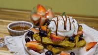 um prato de waffles com sorvete e frutas em Selva House em Medellín