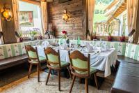 フッシュ・アン・デア・グロックナーシュトラーセにあるホテル レーマーホフのダイニングルーム(白いテーブルクロス付きのテーブル付)