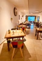 Un restaurante con mesas y sillas de madera en una sala. en Restaurant Hôtel du Vercors, en Saint-Martin-en-Vercors