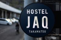 高松市にあるHostel JAQ takamatsuの柱に「病院ザザ」と書かれた看板