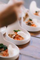 una persona che mangia cibo in ciotole bianche su un tavolo di Casa del Moliner a Boada