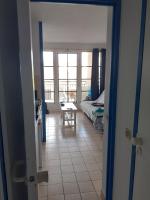 Zimmer mit Blick auf ein Bett und einen Tisch in der Unterkunft appartement vue sur le lac de bourgenay in Talmont