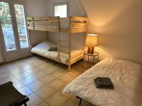 Ein Etagenbett oder Etagenbetten in einem Zimmer der Unterkunft Grande villa face &agrave; la plage, superbe vue mer