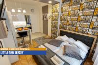 Televízia a/alebo spoločenská miestnosť v ubytovaní Little Americas Downtown Studios