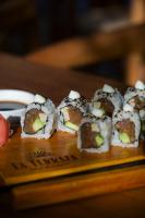 um monte de sushi sobre uma tábua de madeira em Terra Resort em Ahangama