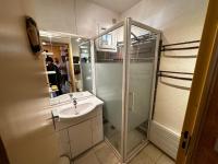 a bathroom with a shower and a sink at Sur la Presqu&#39;île des Dosses in Le Barcarès