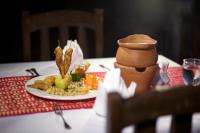 Una mesa con un plato de comida sobre una mesa. en Smile House - Fisherman Village, en Bophut 
