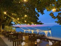 Un restaurante en la playa por la noche con luces. en Smile House - Fisherman Village, en Bophut 