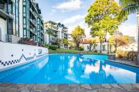 Bazén v ubytování Luxury Oceanfront at Reid's Gardens nebo v jeho okolí