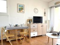 Telewizja i/lub zestaw kina domowego w obiekcie Studio calme avec coin nuit, terrasse et parking - Proche plage et commerces - FR-1-251-420