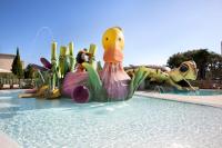 Bazén v ubytování Mar Hotels Playa de Muro Suites nebo v jeho okolí