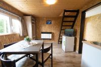 Televízia a/alebo spoločenská miestnosť v ubytovaní Chaty - Resort AQUA MARIA