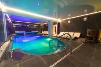 Bazén v ubytovaní Chaty - Resort AQUA MARIA alebo v jeho blízkosti
