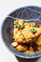 um prato de comida com frango com ervas em Cascade Hotel, Kansas City, a Tribute Portfolio Hotel em Kansas City