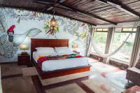 Un dormitorio con una cama con un cuadro en la pared. en Spa Hosteria Miramelindo, en Baños