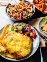 m hotel في سيل: طاولة عليها طبقان من الطعام مع دجاج وخضروات