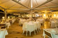 een eetkamer met tafels en stoelen in een tent bij Mark Warner Phokaia Beach Resort in Foca