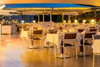 een feestzaal met witte tafels en stoelen bij Mark Warner Phokaia Beach Resort in Foca